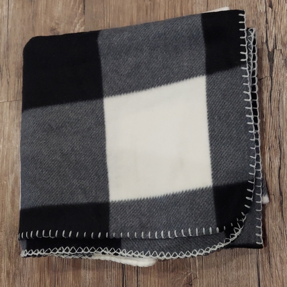 Old Navy Other - Old Navy Fleece Blanket
